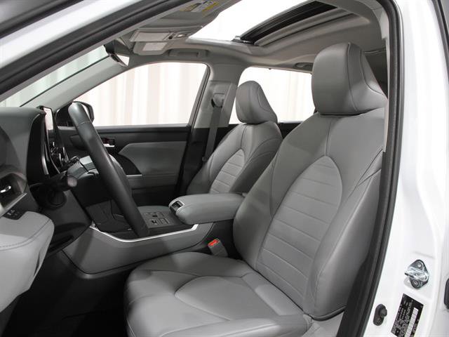 Used 2023 Toyota Highlander XLE image 5