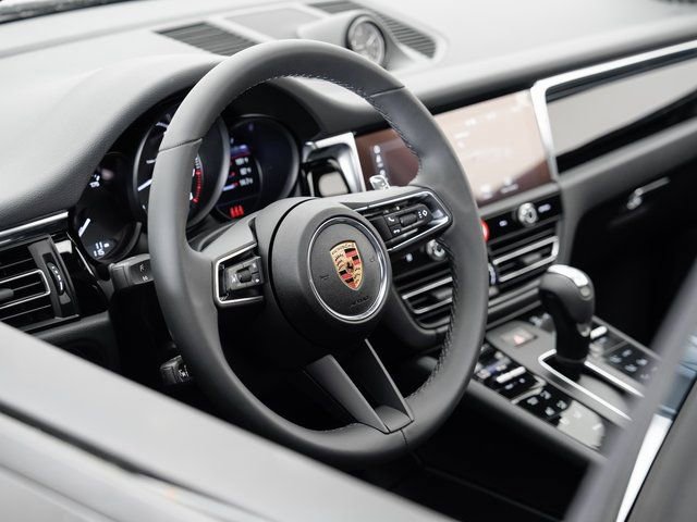 Certified 2025 Porsche Macan image 9