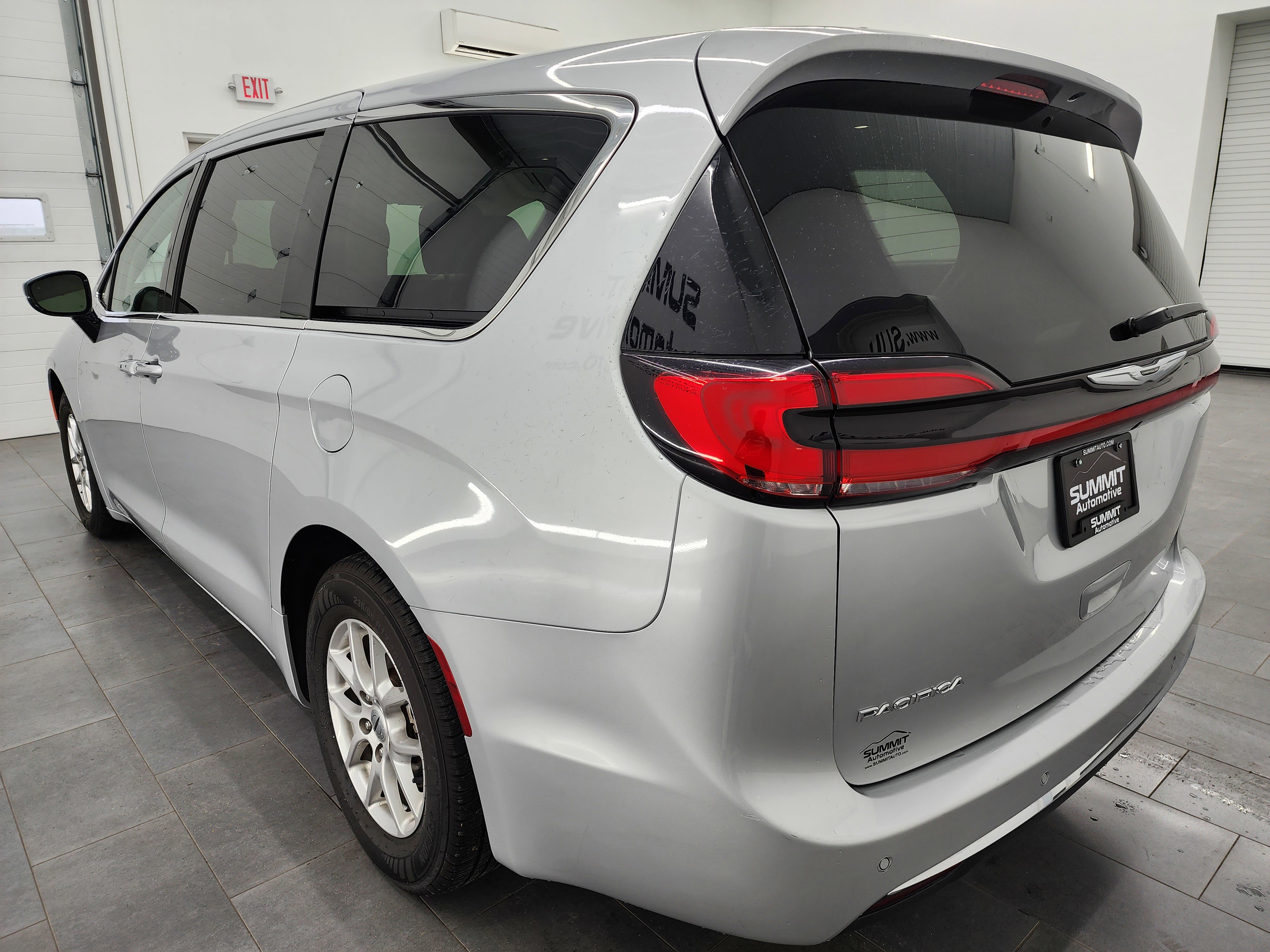 Used 2024 Chrysler Pacifica Touring-L image 9