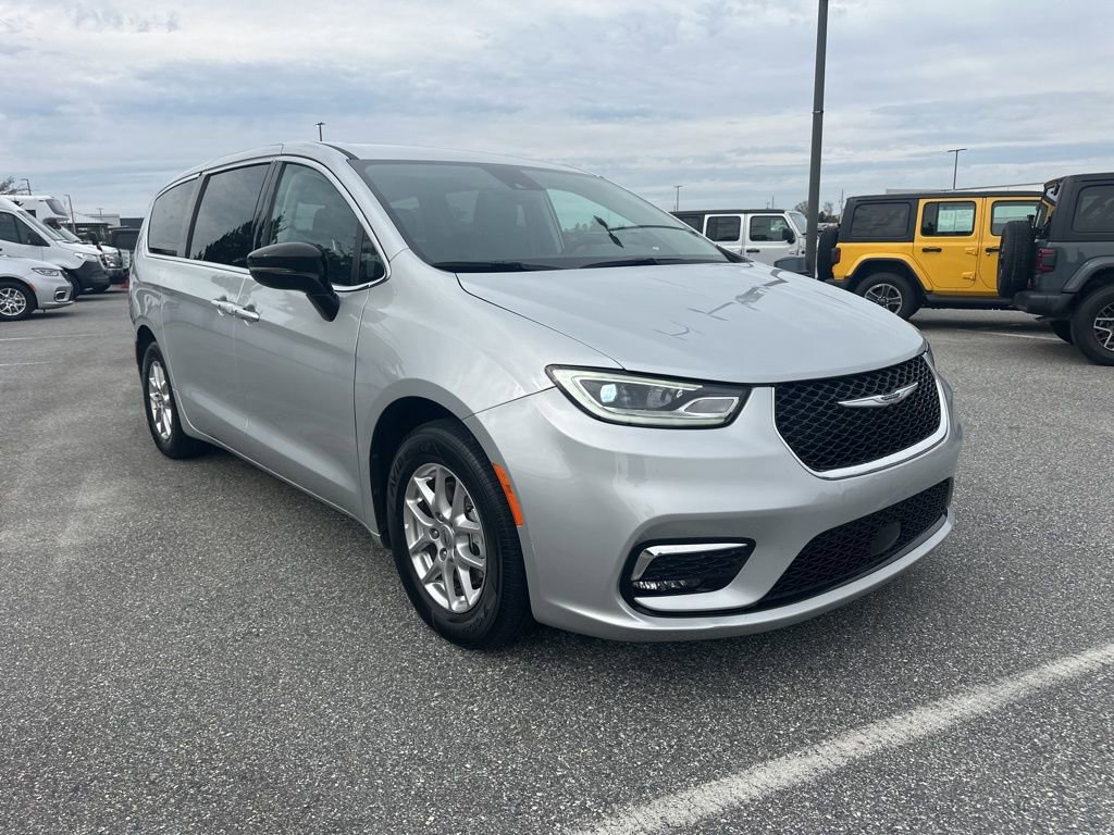 Used 2024 Chrysler Pacifica Touring-L image 3