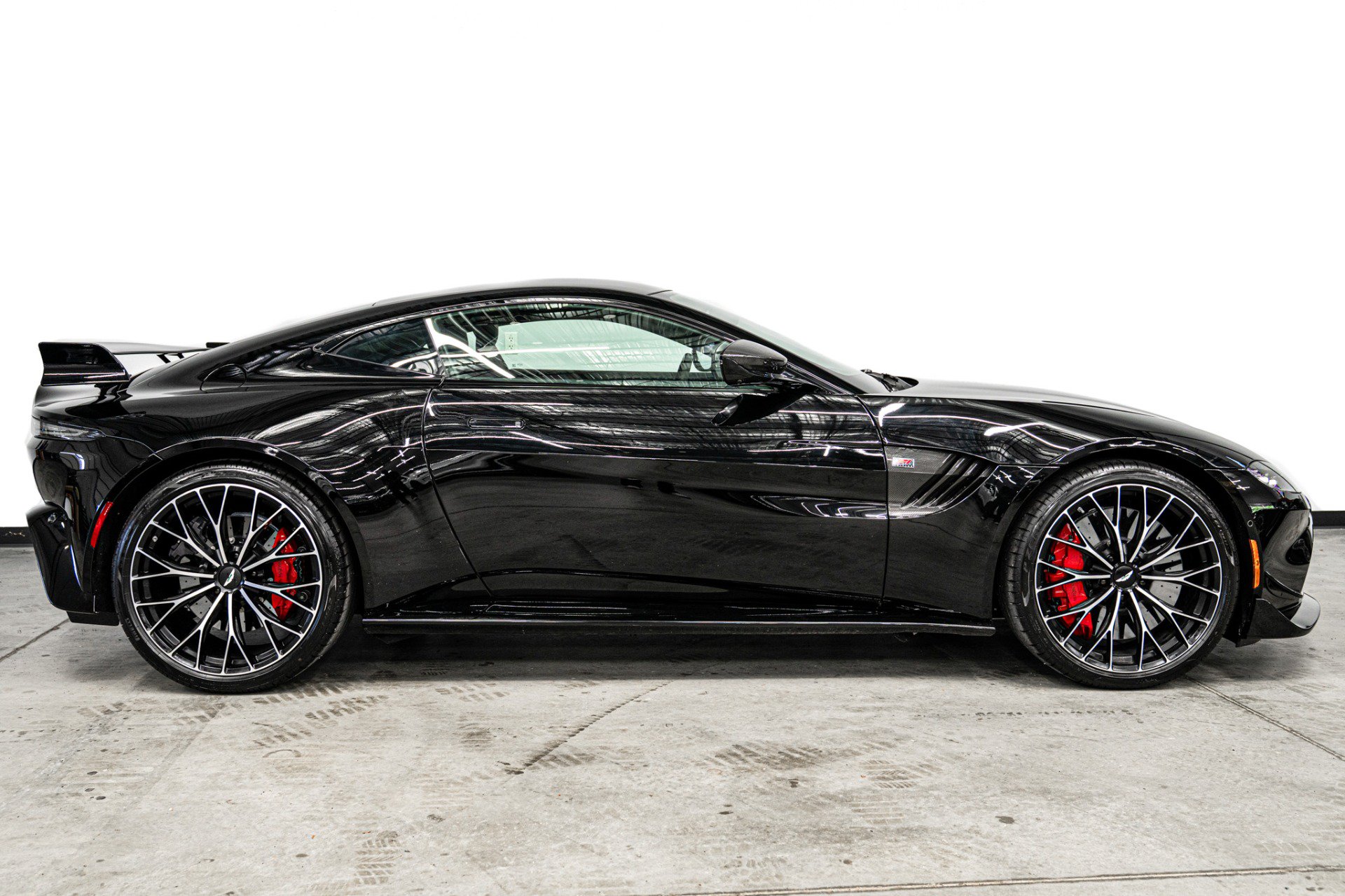 Used 2023 Aston Martin V8 Vantage Coupe RWD image 40
