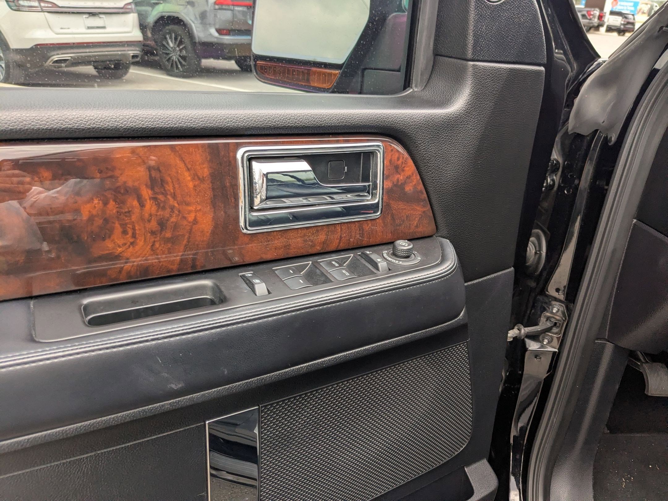 Used 2017 Lincoln Navigator L Select image 11