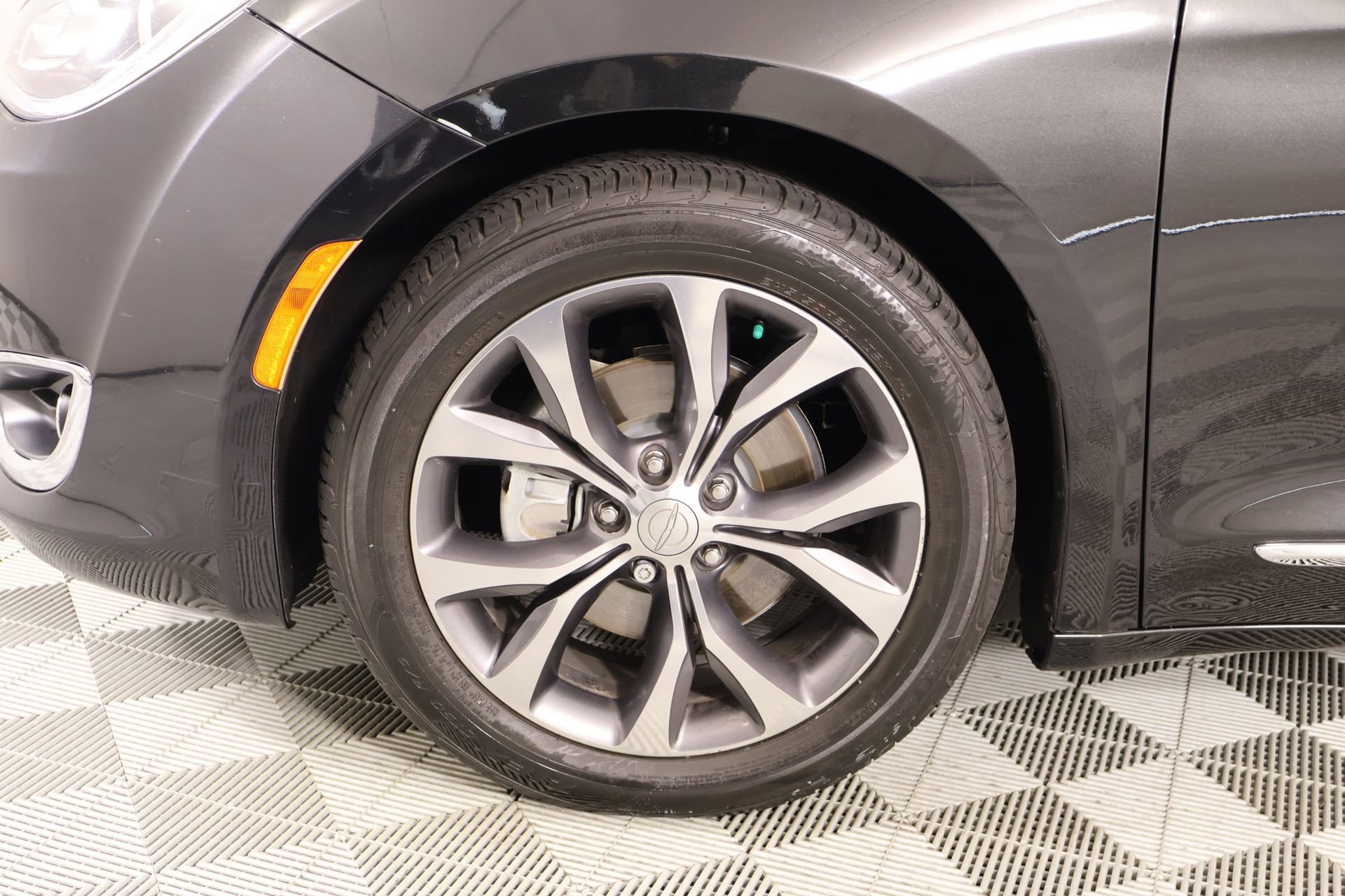 Used 2017 Chrysler Pacifica Limited w/ Tire & Wheel Group image 20