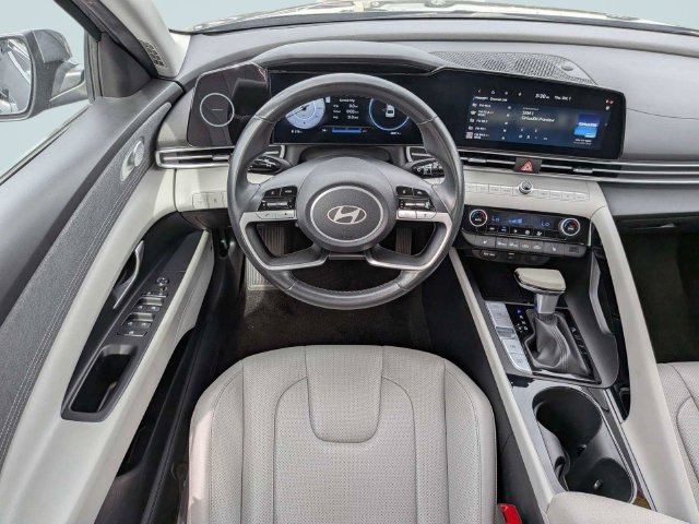 Used 2025 Hyundai Elantra Limited FWD image 14