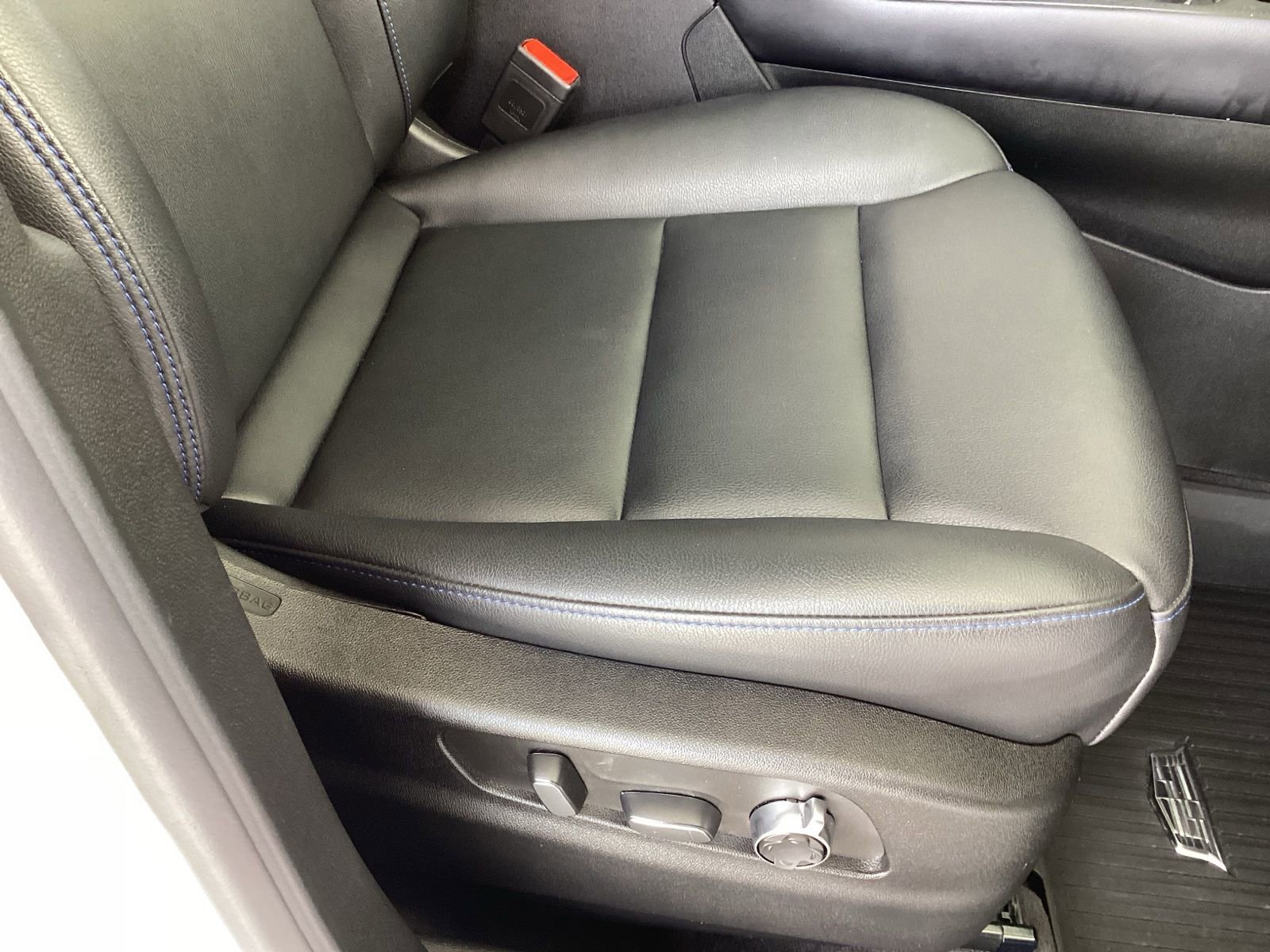 Used 2024 Cadillac XT4 Sport w/ Technology Package image 18