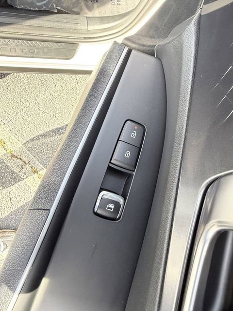 Certified 2025 Kia Sorento S image 34