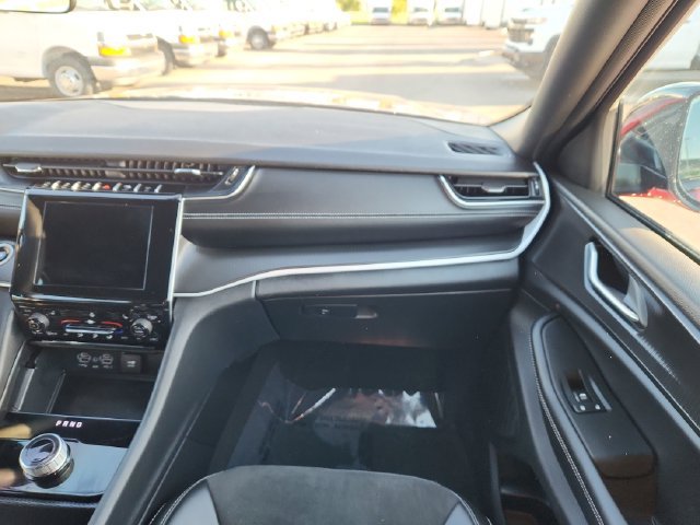Used 2025 Jeep Grand Cherokee Altitude AWD/4WD image 24