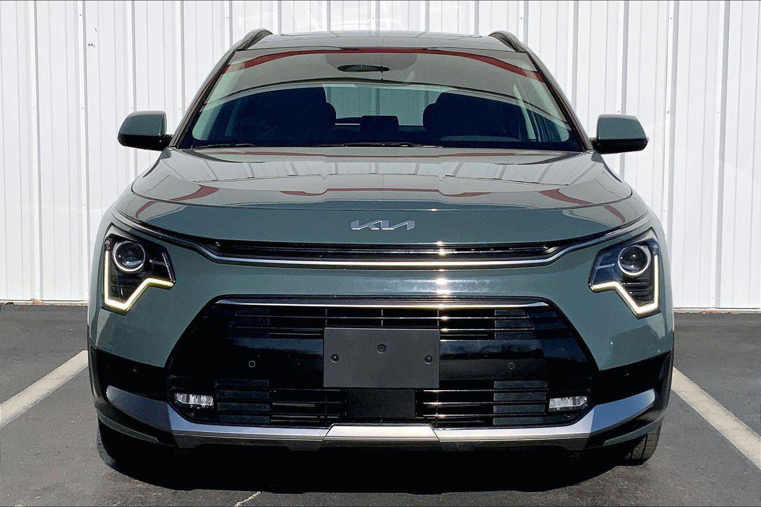 Used 2023 Kia Niro SX image 3