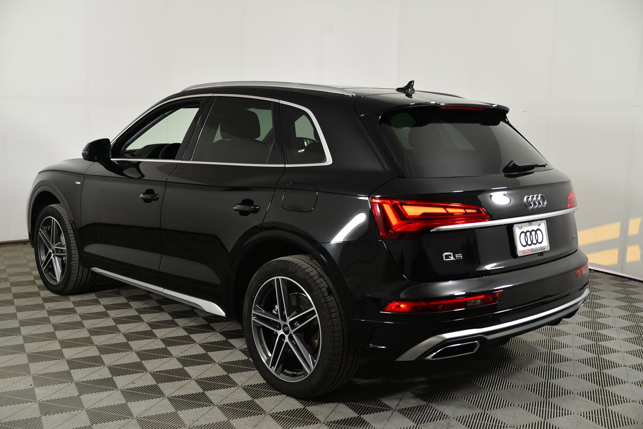 Certified 2025 Audi Q5 e Premium Plus image 3