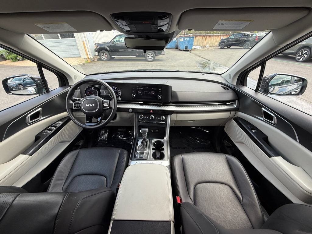 Used 2024 Kia Carnival LX FWD image 23
