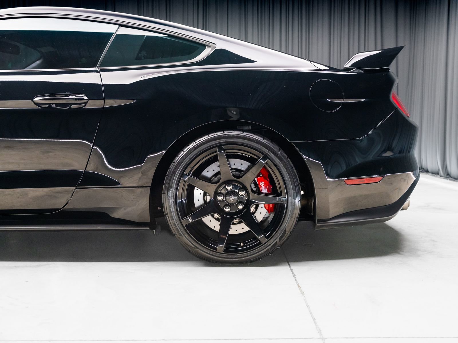 Used 2016 Ford Mustang Shelby GT350R w/ GT350R Equipment Group 920A RWD image 43