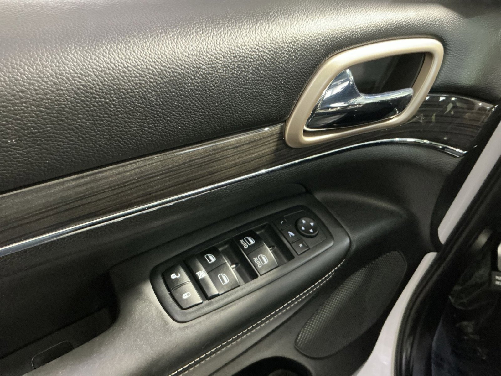 Used 2017 Jeep Grand Cherokee Overland image 23