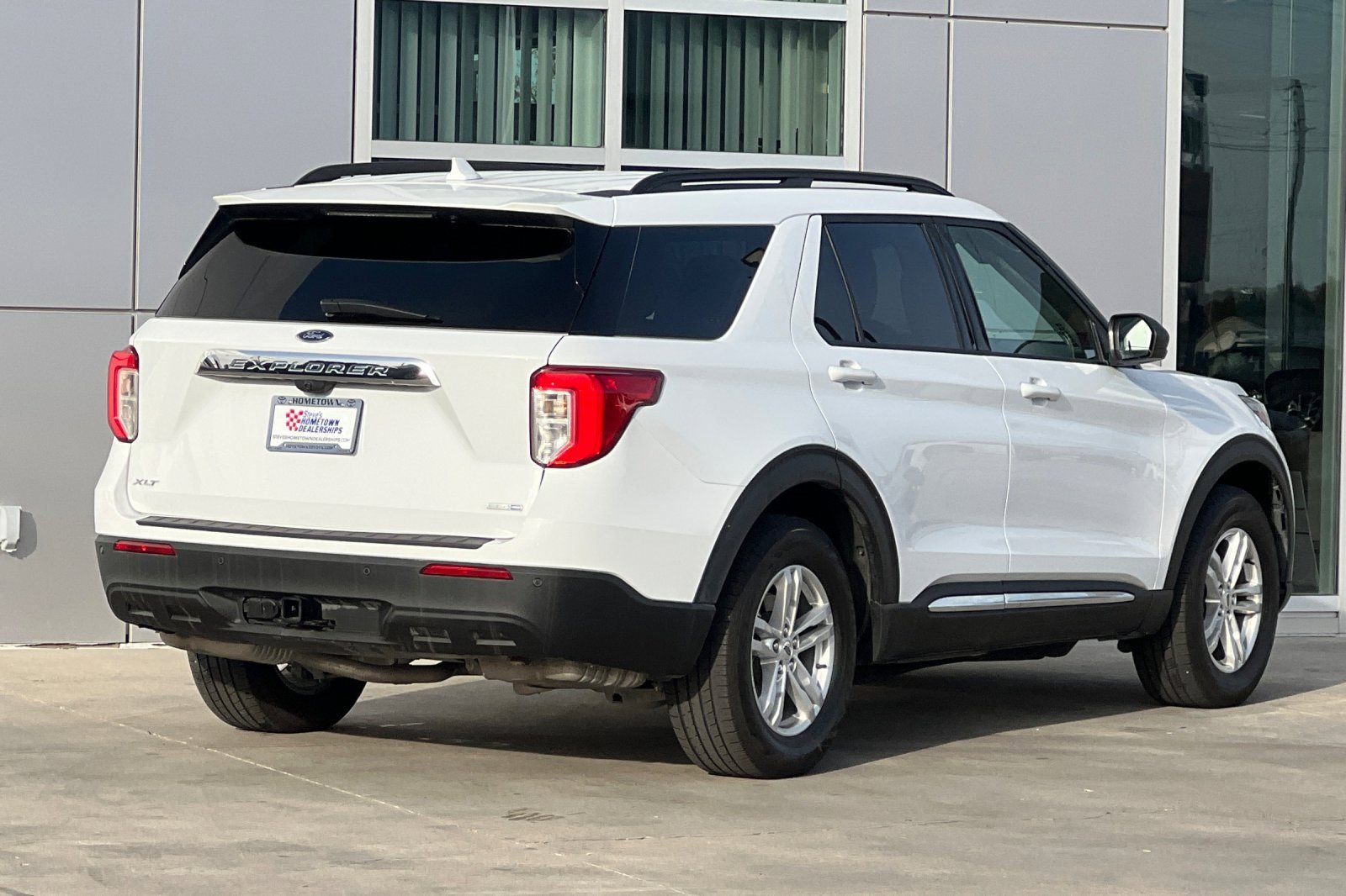 Used 2020 Ford Explorer XLT w/ Class III Trailer Tow Package image 4