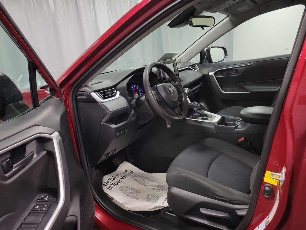 Used 2021 Toyota RAV4 LE image 12