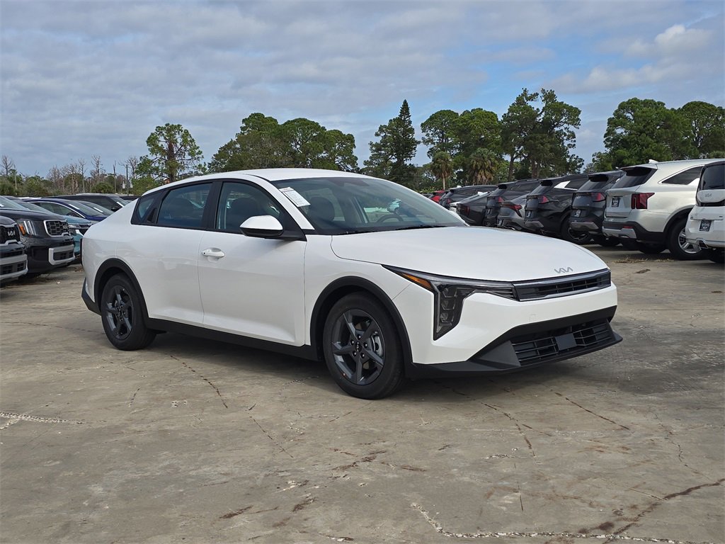 New 2025 Kia K4 LXS image 2