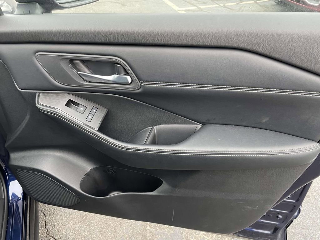 Used 2025 Nissan Rogue SV w/ SV Premium Package image 48