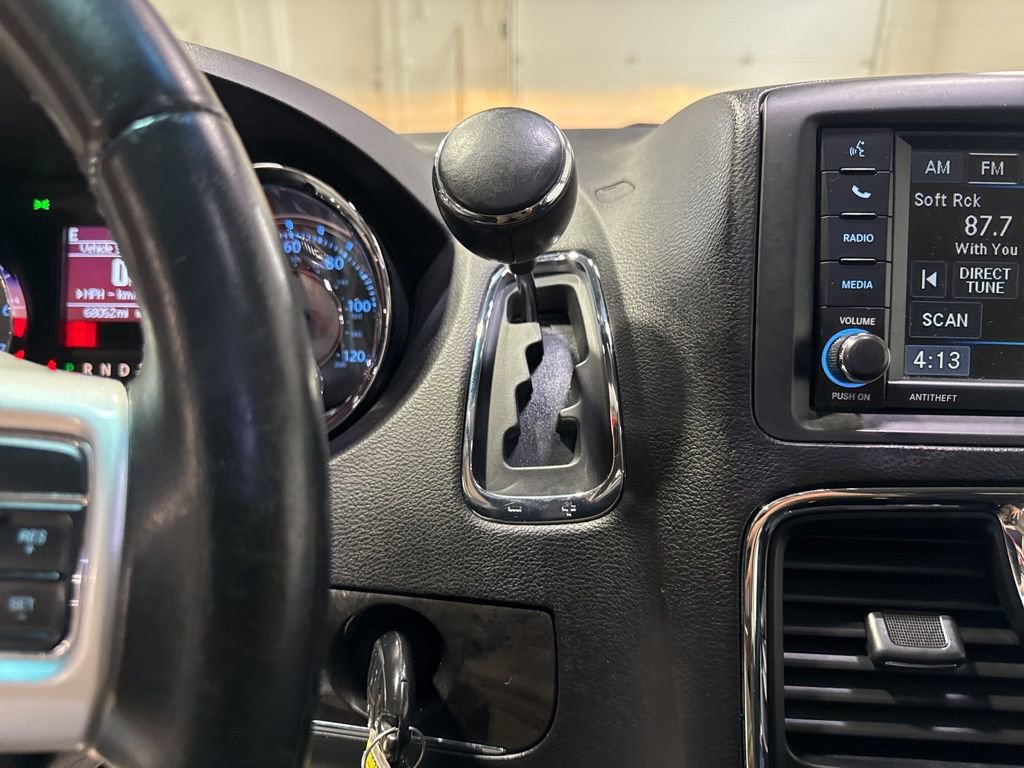 Used 2015 Chrysler Town & Country Touring image 18