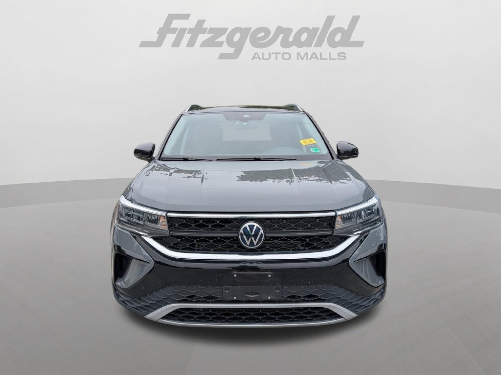 Used 2024 Volkswagen Taos SE FWD image 2