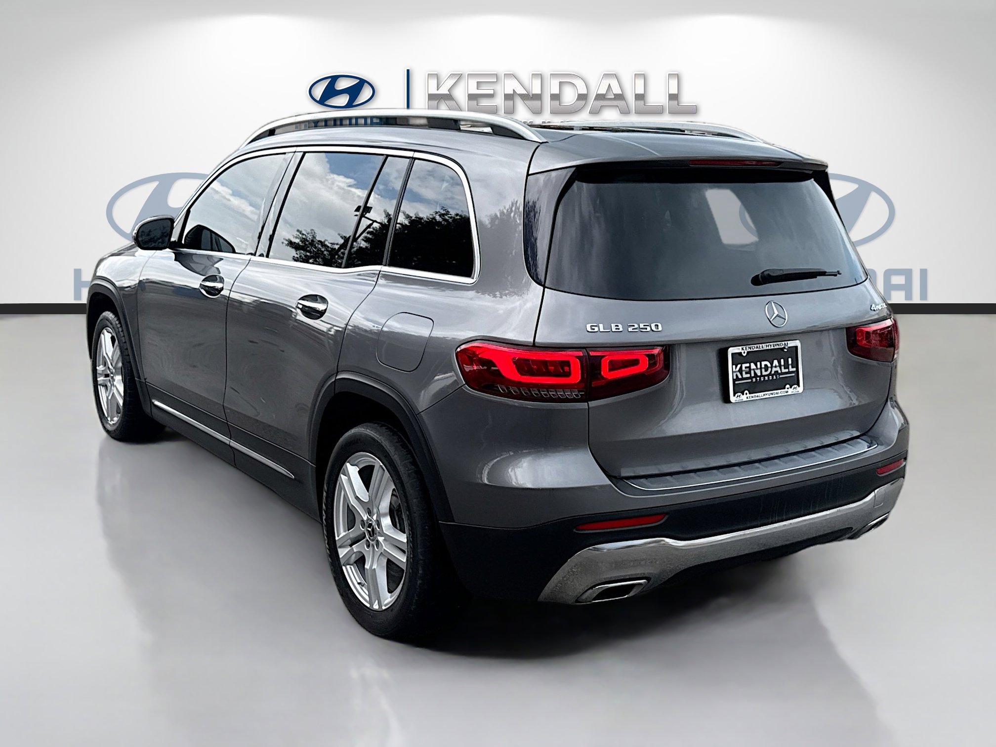 Used 2021 Mercedes-Benz GLB 250 4MATIC w/ Premium Package image 4