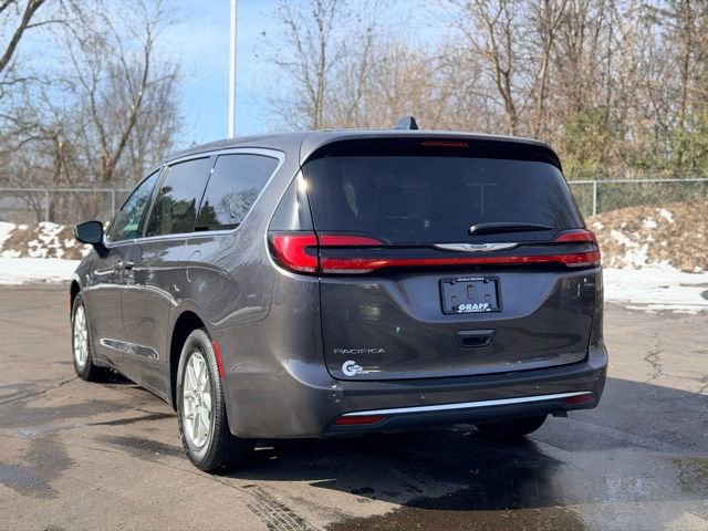 Used 2023 Chrysler Pacifica Touring-L image 4