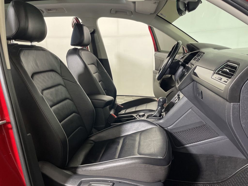 Used 2018 Volkswagen Tiguan SEL Premium w/ 3rd Row Seat Package image 24