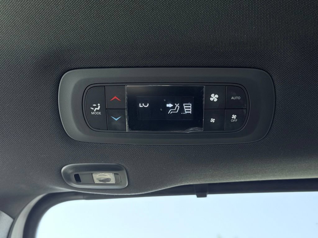 Used 2025 Chrysler Pacifica Limited FWD image 31