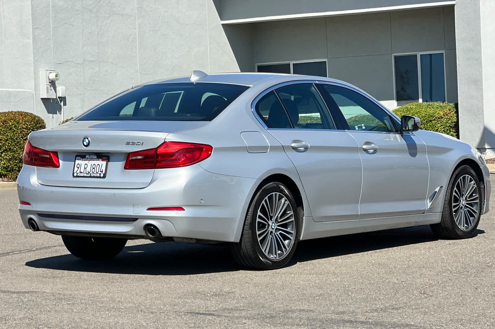 Used 2020 BMW 530i w/ Premium Package RWD image 2