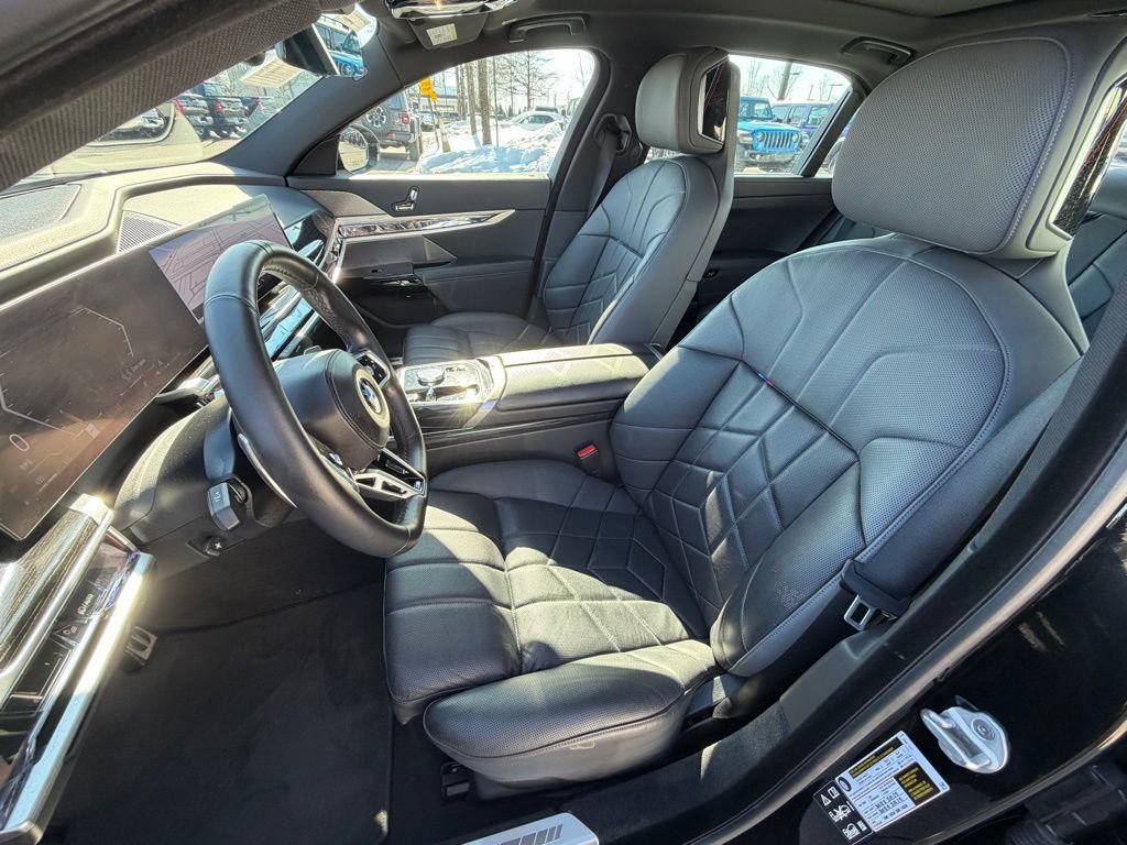 Used 2025 BMW 740i xDrive image 21