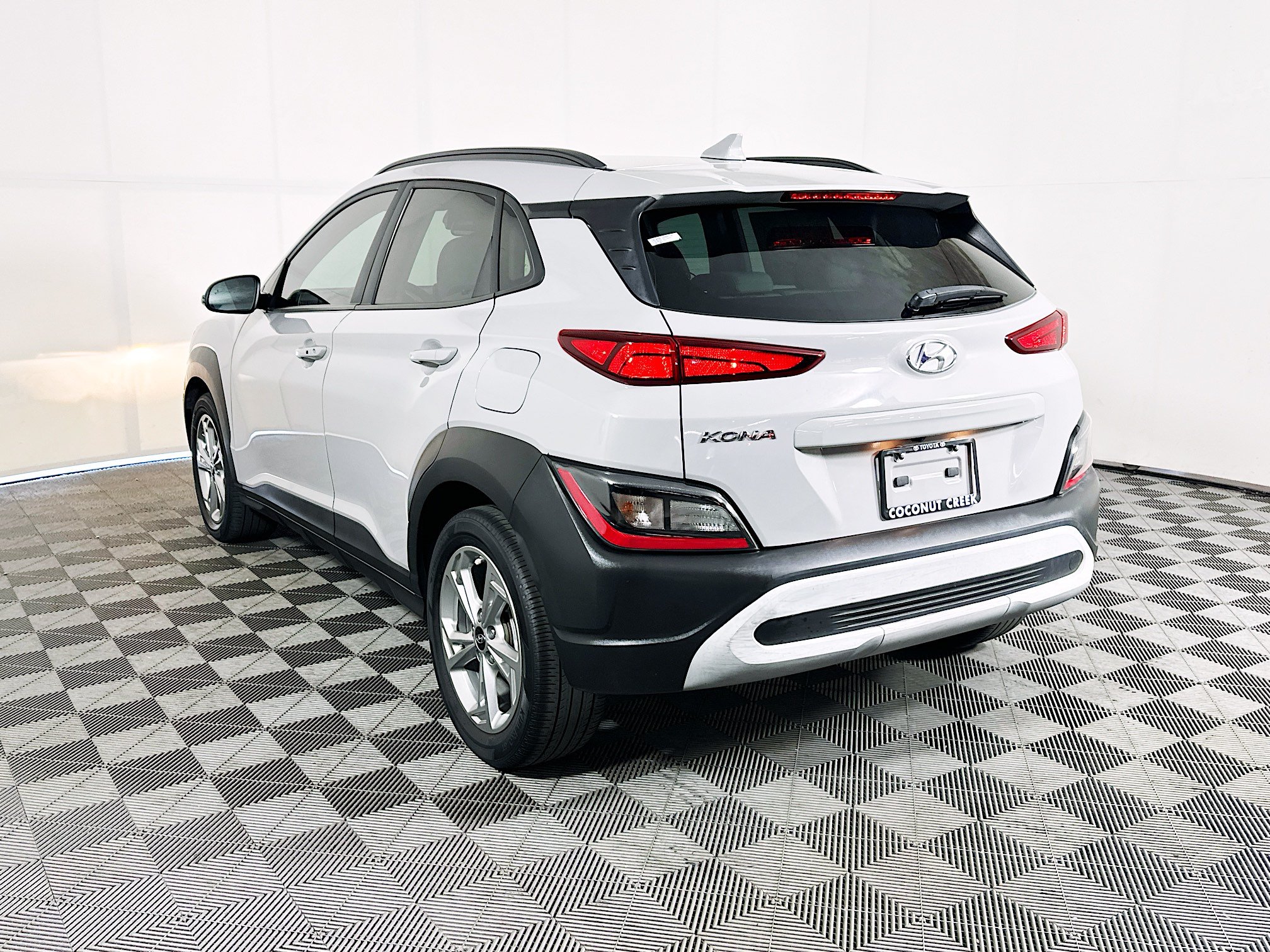 Used 2023 Hyundai Kona SEL FWD image 5