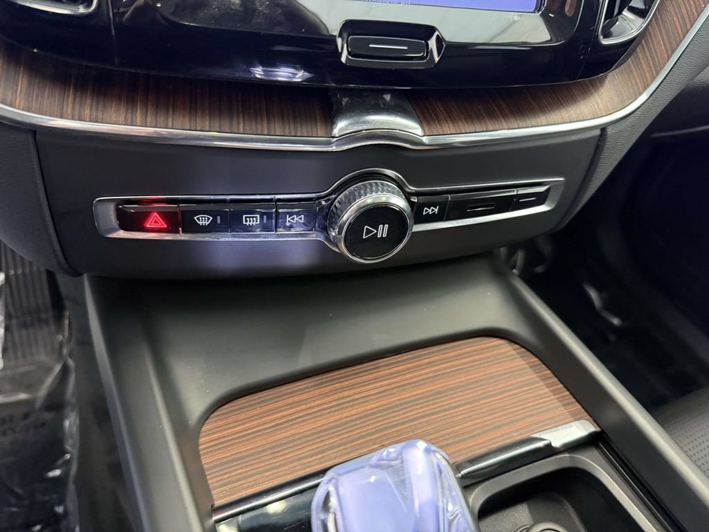 Used 2023 Volvo XC60 T8 Ultimate w/ Climate Package AWD/4WD image 25