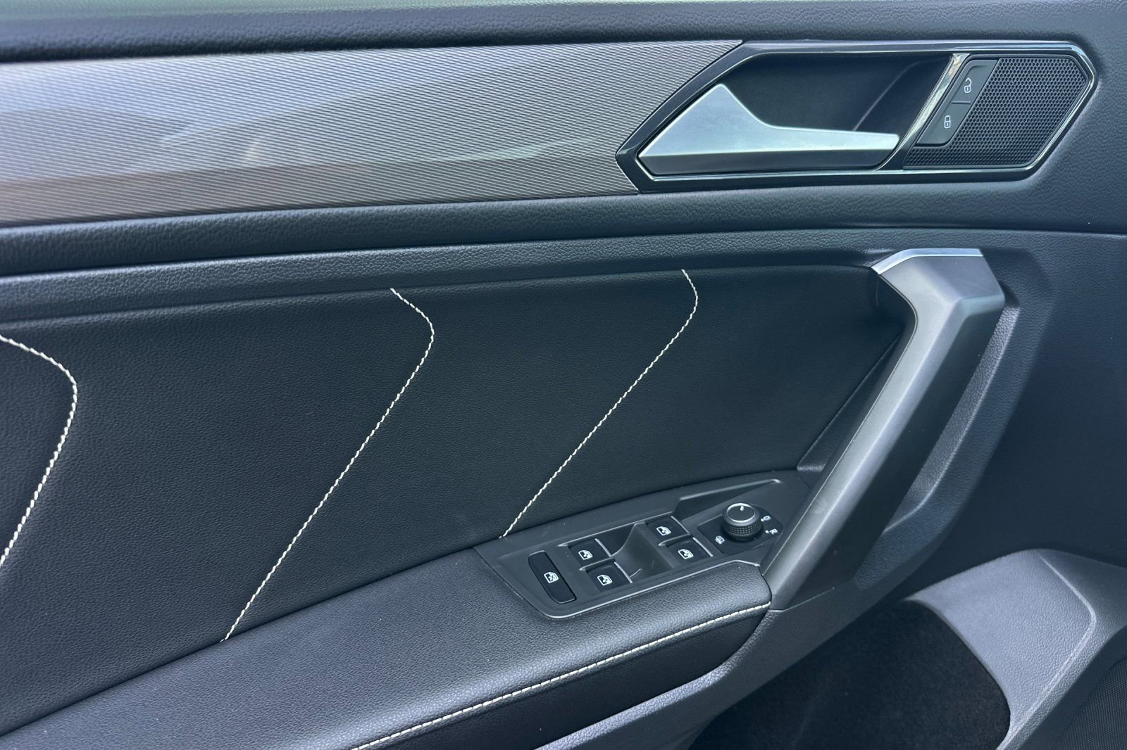 Used 2023 Volkswagen Tiguan SE FWD image 11