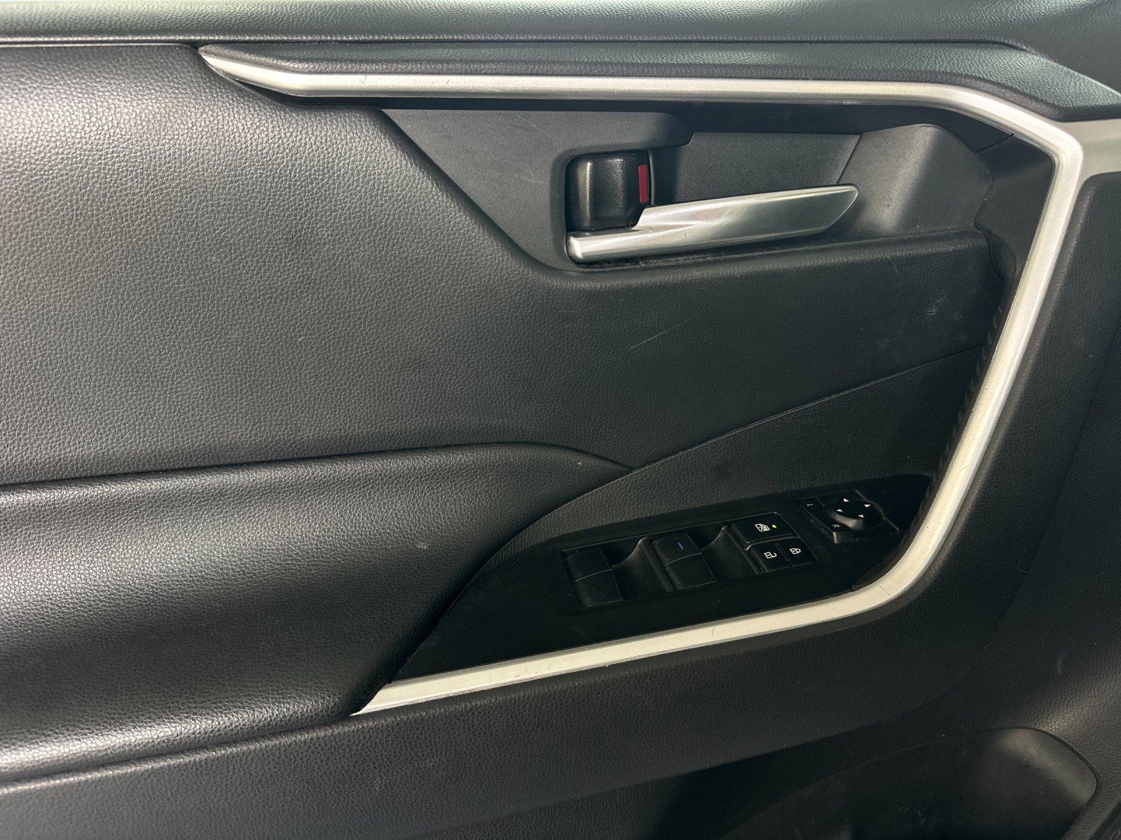 Used 2021 Toyota RAV4 XLE image 10