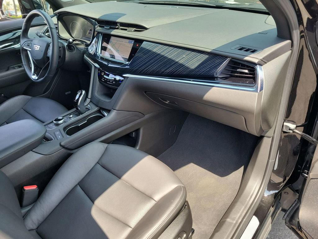 Used 2025 Cadillac XT6 Premium Luxury w/ Technology Package FWD image 29