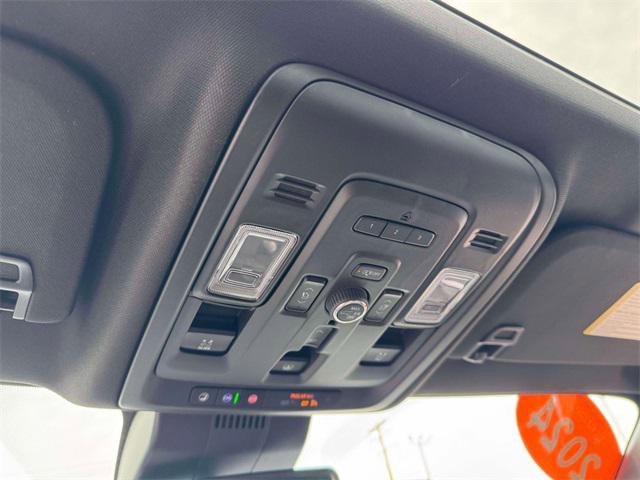 Used 2024 GMC Yukon XL Denali image 29