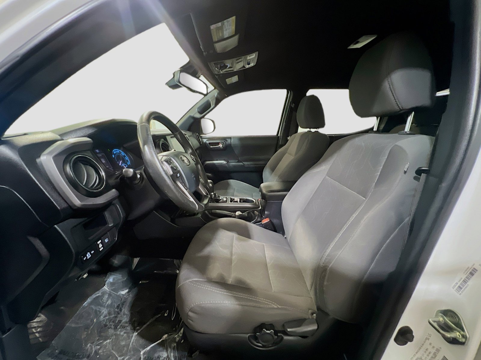 Used 2018 Toyota Tacoma TRD Off-Road w/ Technology Package AWD/4WD image 14