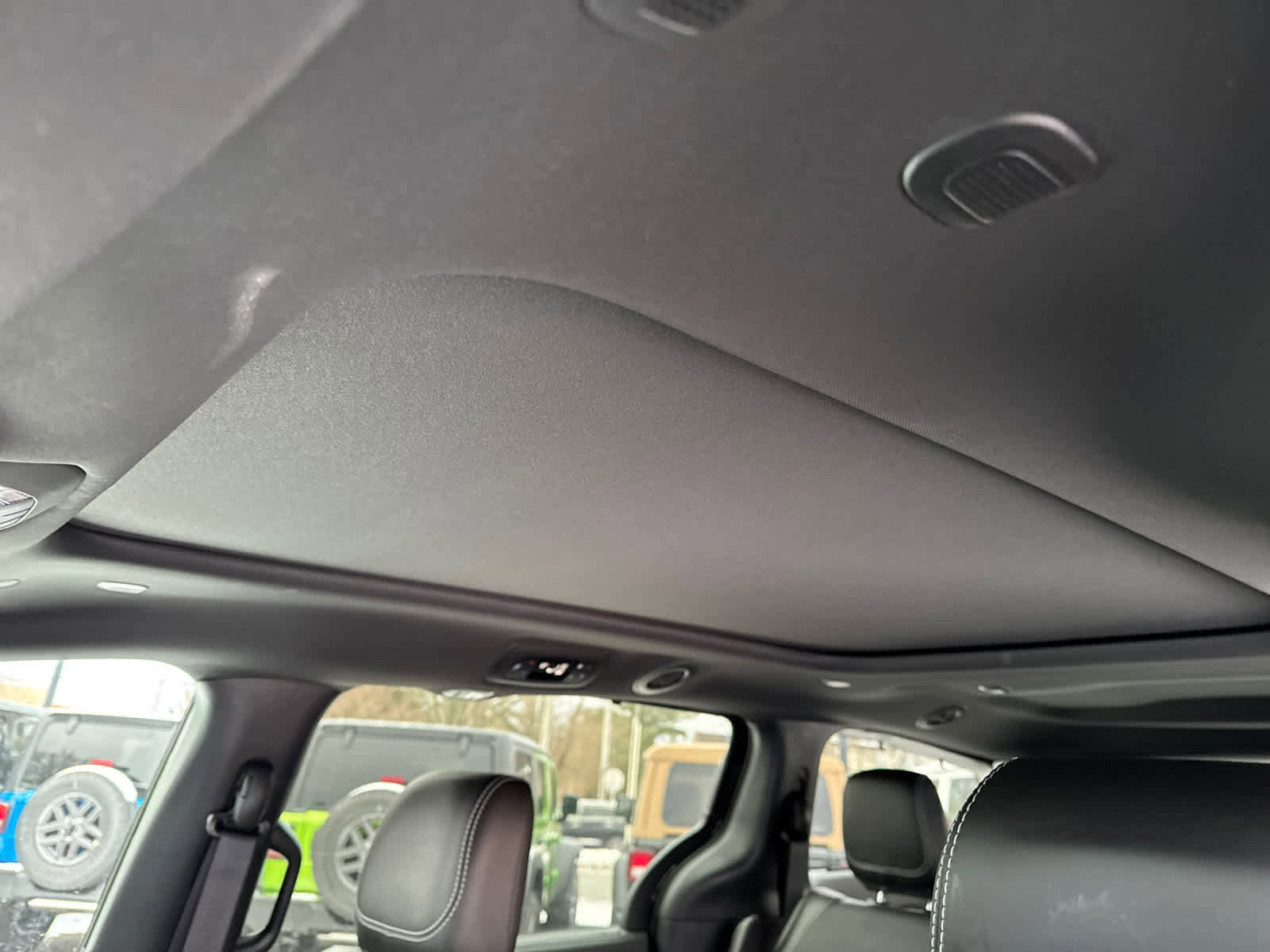 Used 2023 Chrysler Pacifica Limited w/ Uconnect Theater Family Group image 15