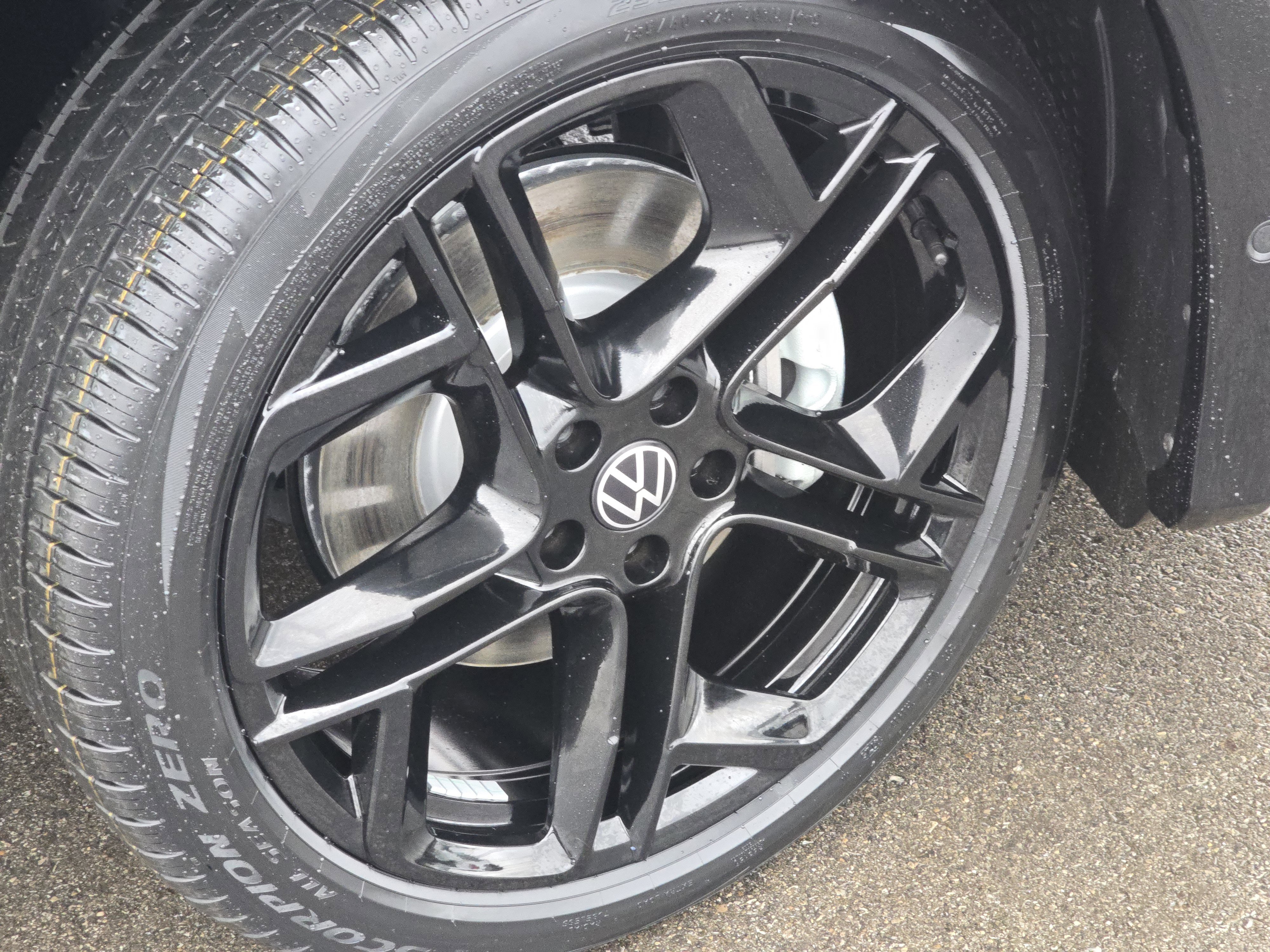 New 2026 Volkswagen Tiguan SE R-Line image 13