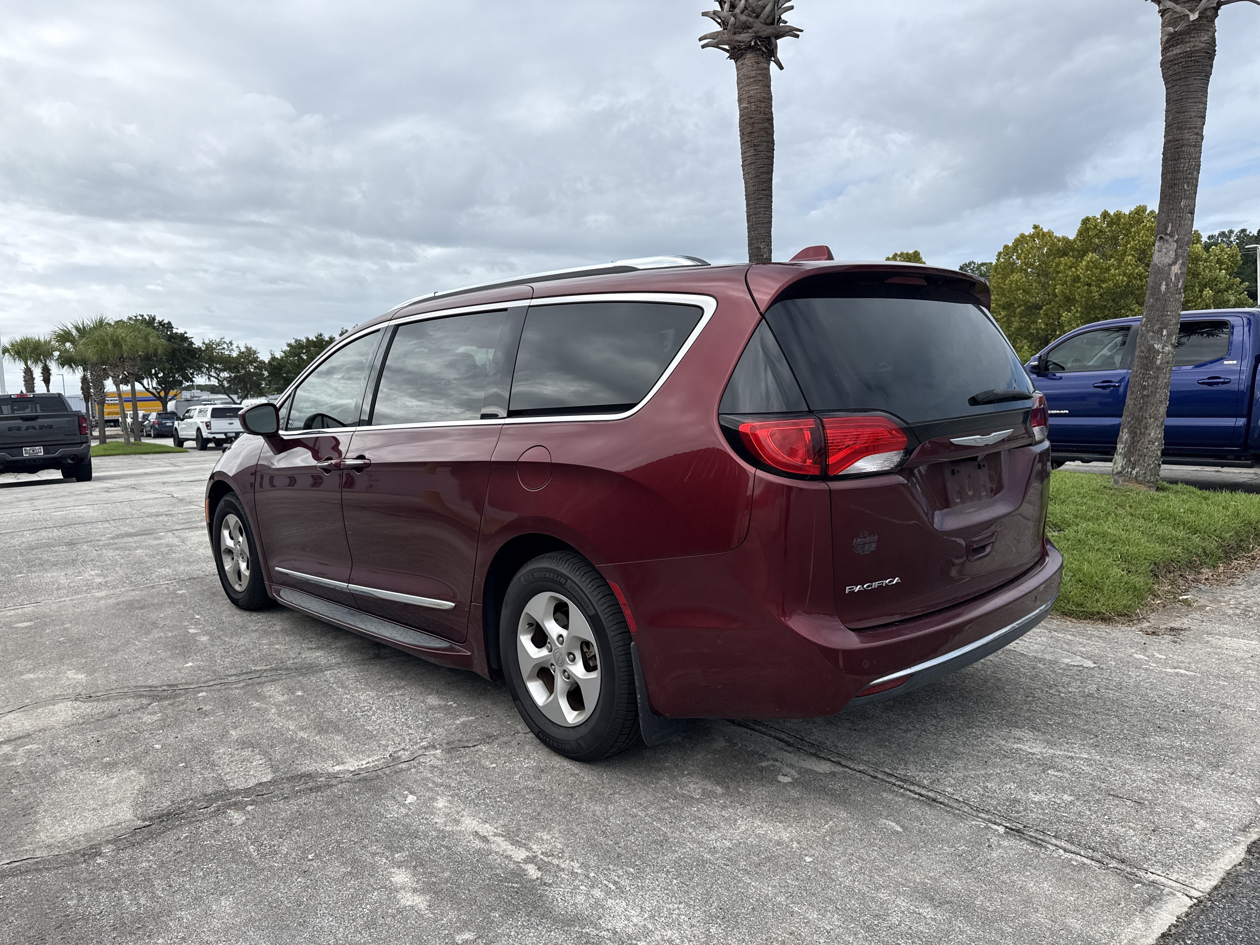 Used 2017 Chrysler Pacifica Touring-L Plus w/ Advanced Safetytec Group FWD image 7