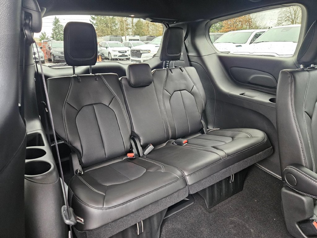New 2026 Chrysler Pacifica Select AWD/4WD image 16