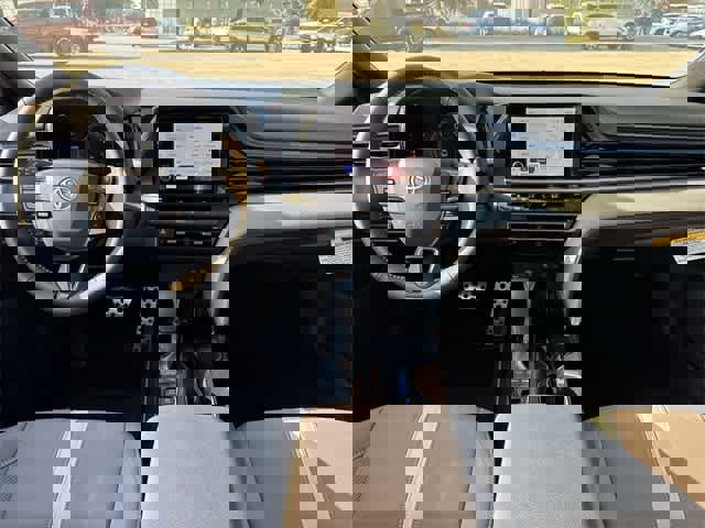 Used 2025 Toyota Camry SE image 17