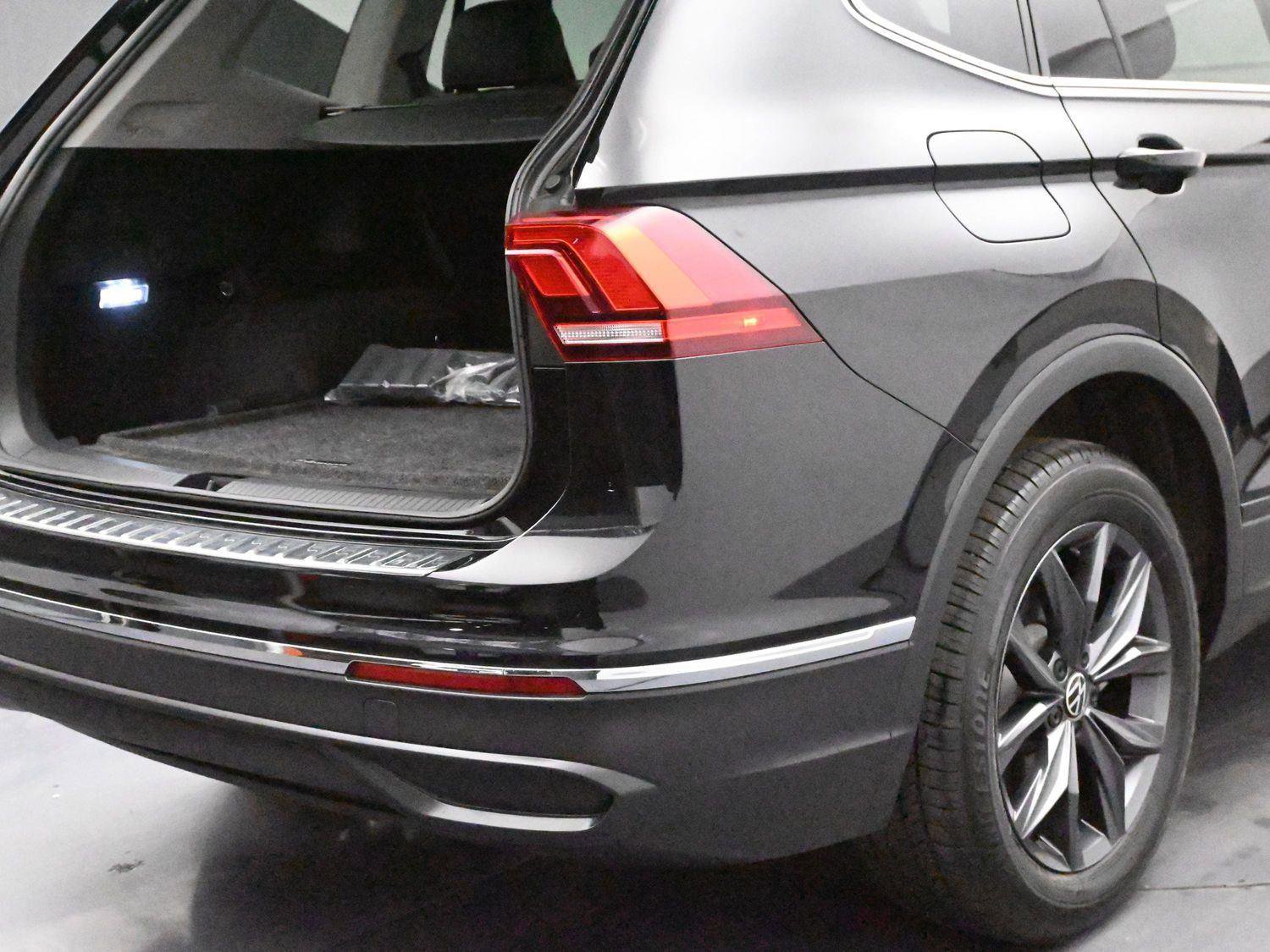 Certified 2022 Volkswagen Tiguan SE w/ Panoramic Sunroof Package AWD/4WD image 12