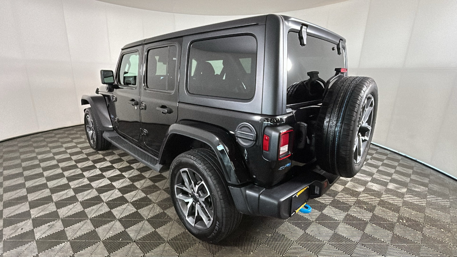 Used 2024 Jeep Wrangler Unlimited w/ Convenience Group AWD/4WD image 5