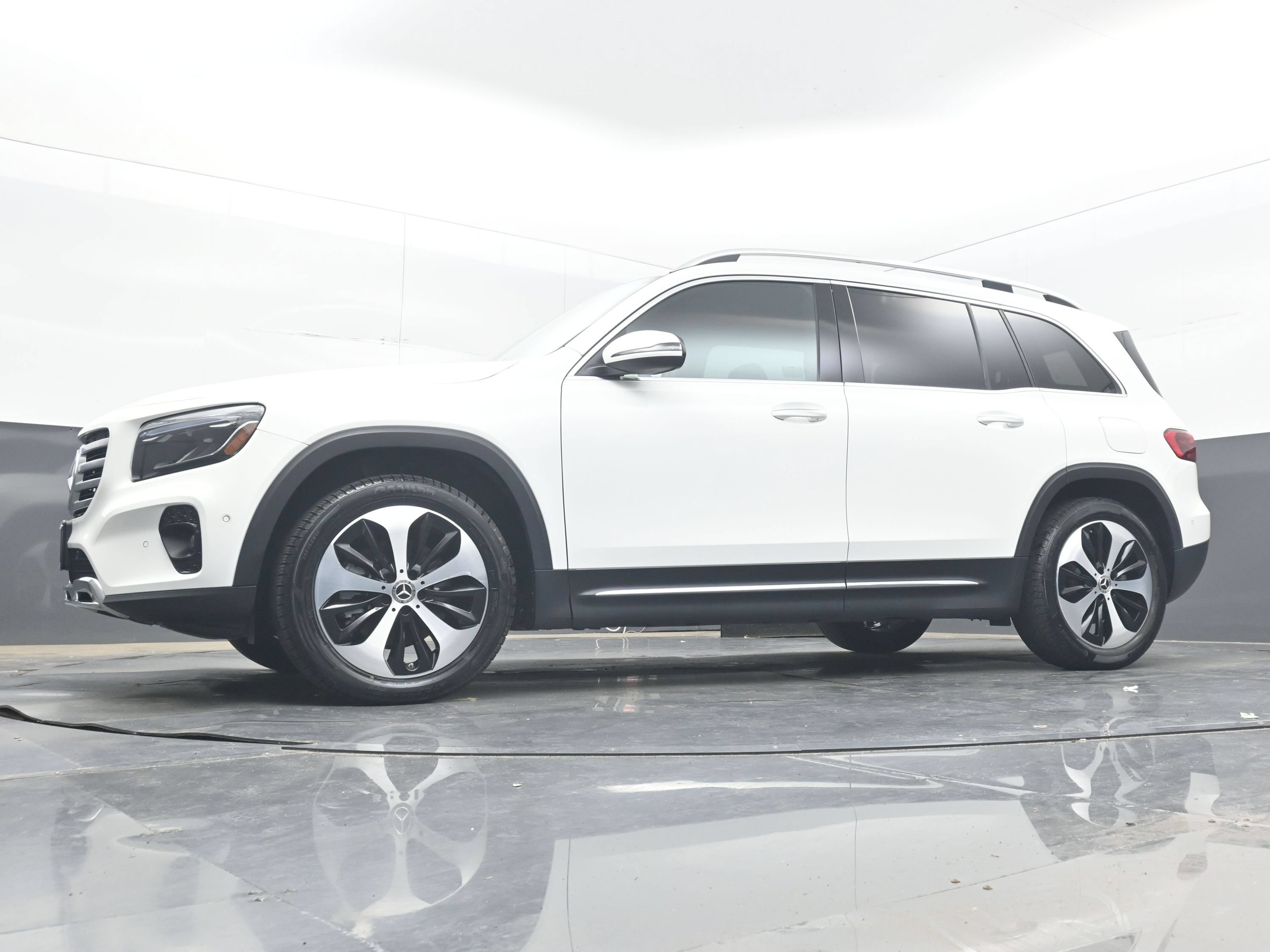 Used 2025 Mercedes-Benz GLB 250 4MATIC image 25