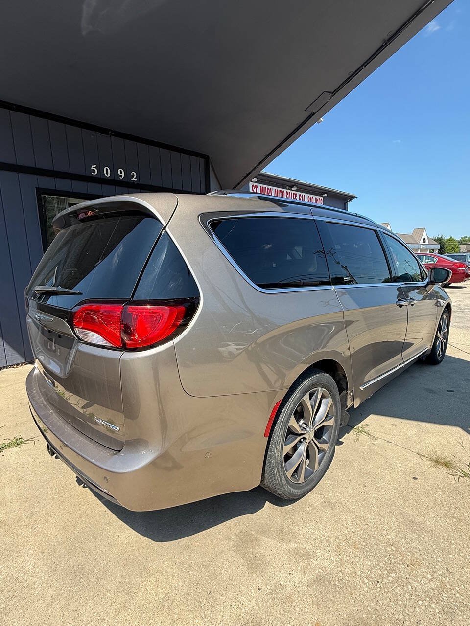 Used 2018 Chrysler Pacifica Limited w/ Tire & Wheel Group FWD image 5