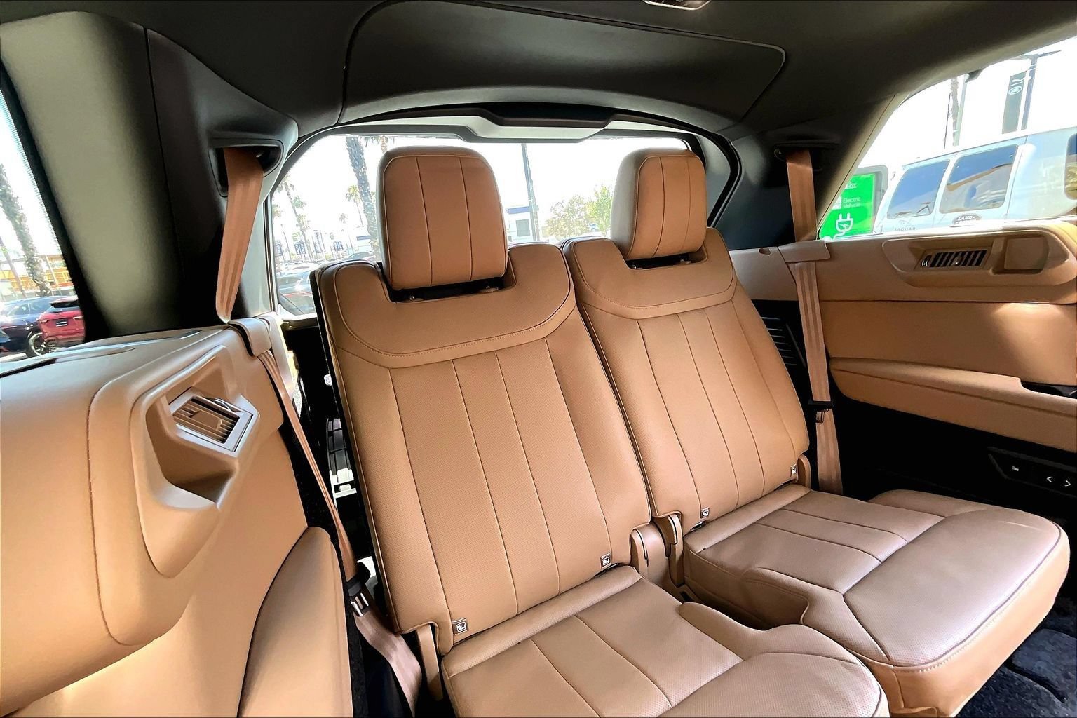 New 2026 Land Rover Range Rover Long Wheelbase SE AWD/4WD image 11