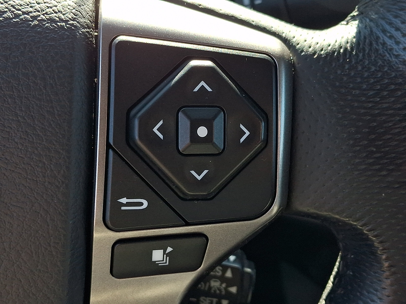 Used 2018 Toyota Tacoma SR5 AWD/4WD image 23