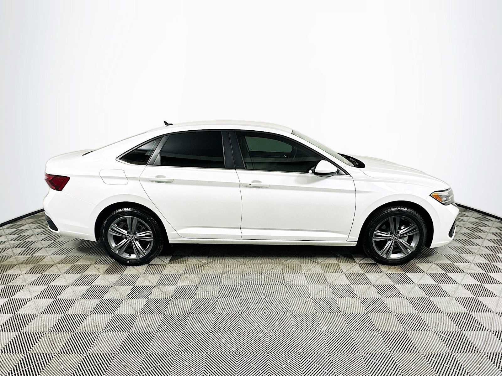 Used 2023 Volkswagen Jetta SE FWD image 8