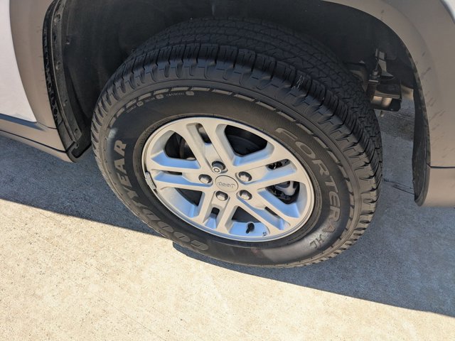 Used 2025 Jeep Grand Cherokee Laredo w/ MOPAR Finishing Package image 21