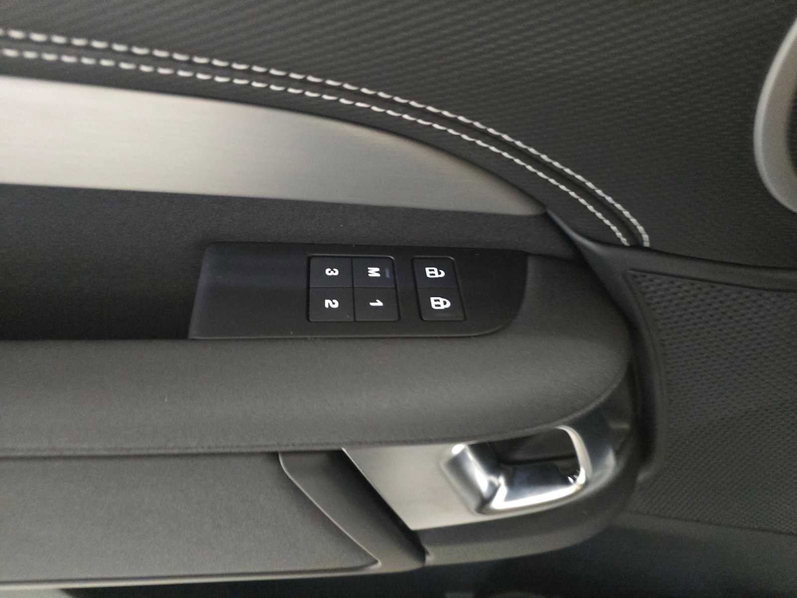 New 2025 Land Rover Discovery Dynamic SE image 23