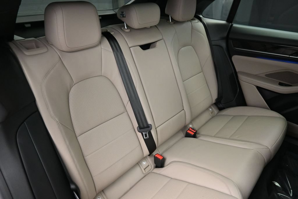 Certified 2025 Porsche Macan Electric RWD image 27